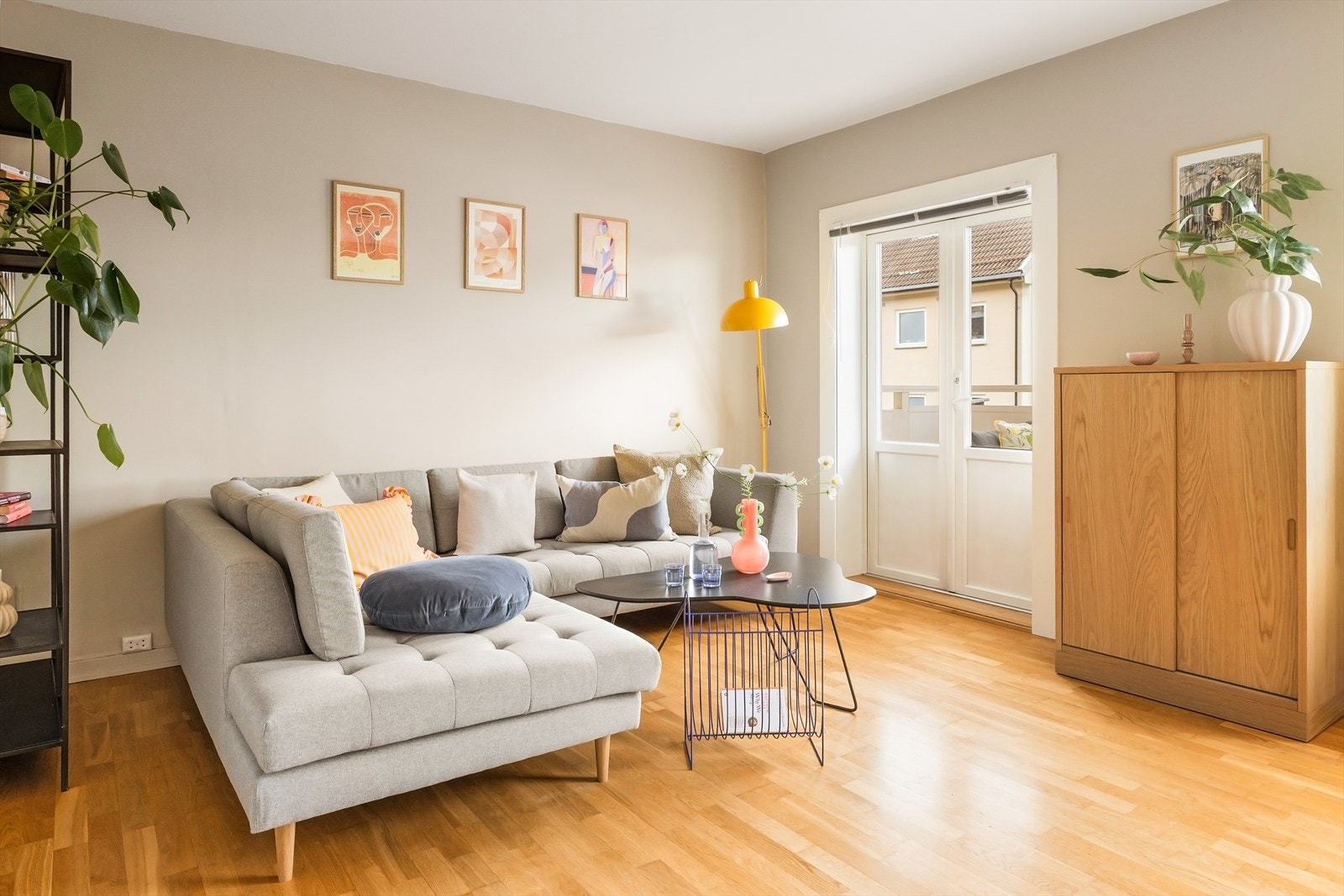 Fra sofakroken kan du følge lyset som beveger seg over dalen gjennom dagen. Galleribilde