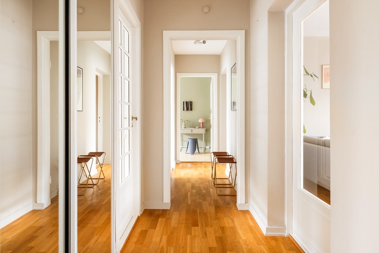 Entréen er romslig og innbydende, med speilfrontet skyvedørsgarderobe og god oppbevaringsplass. Galleribilde