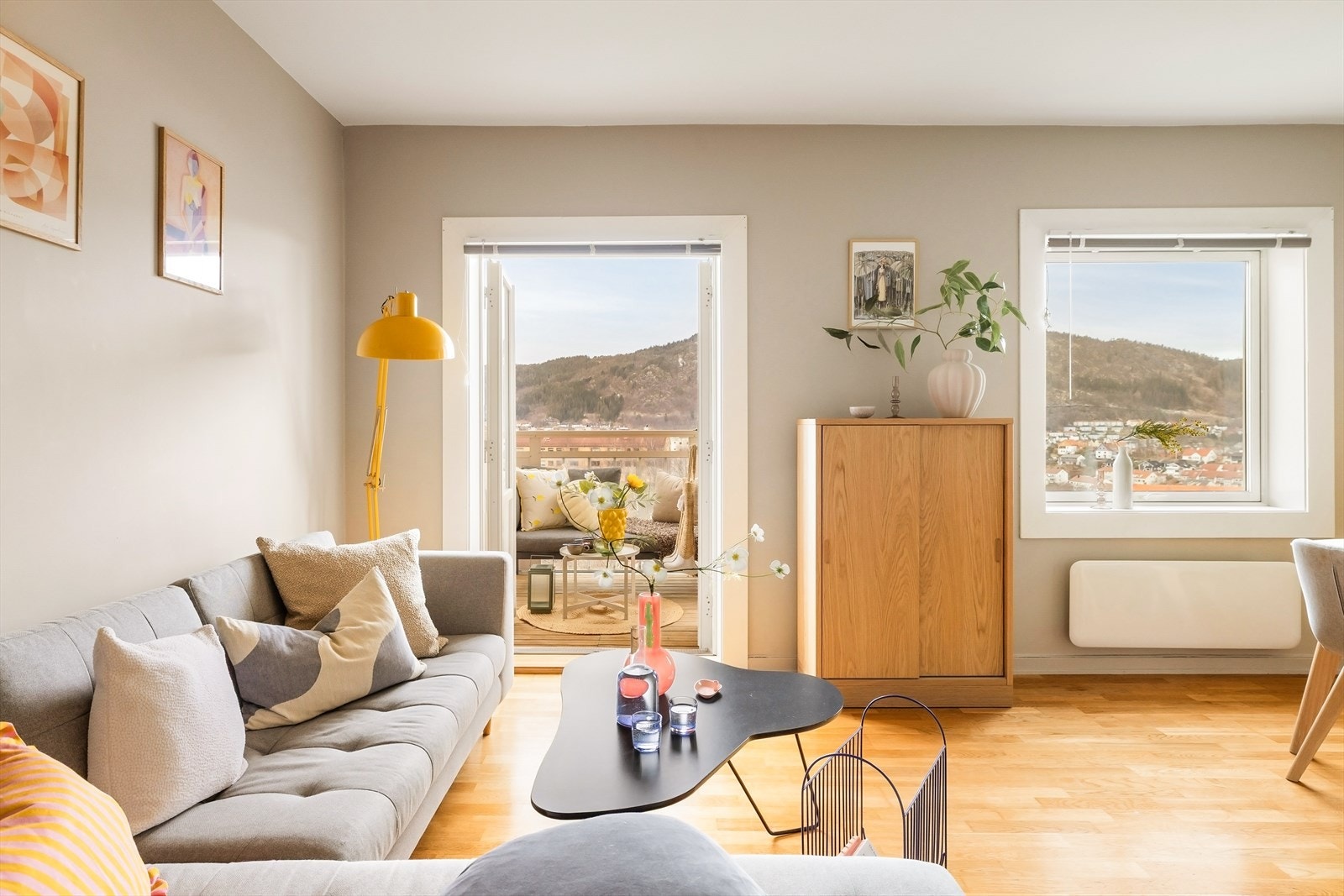 Fra stuen er det tilkomst til den vestvendte balkongen på 5,4 m² med plass til sittegruppe og beplantning. Galleribilde