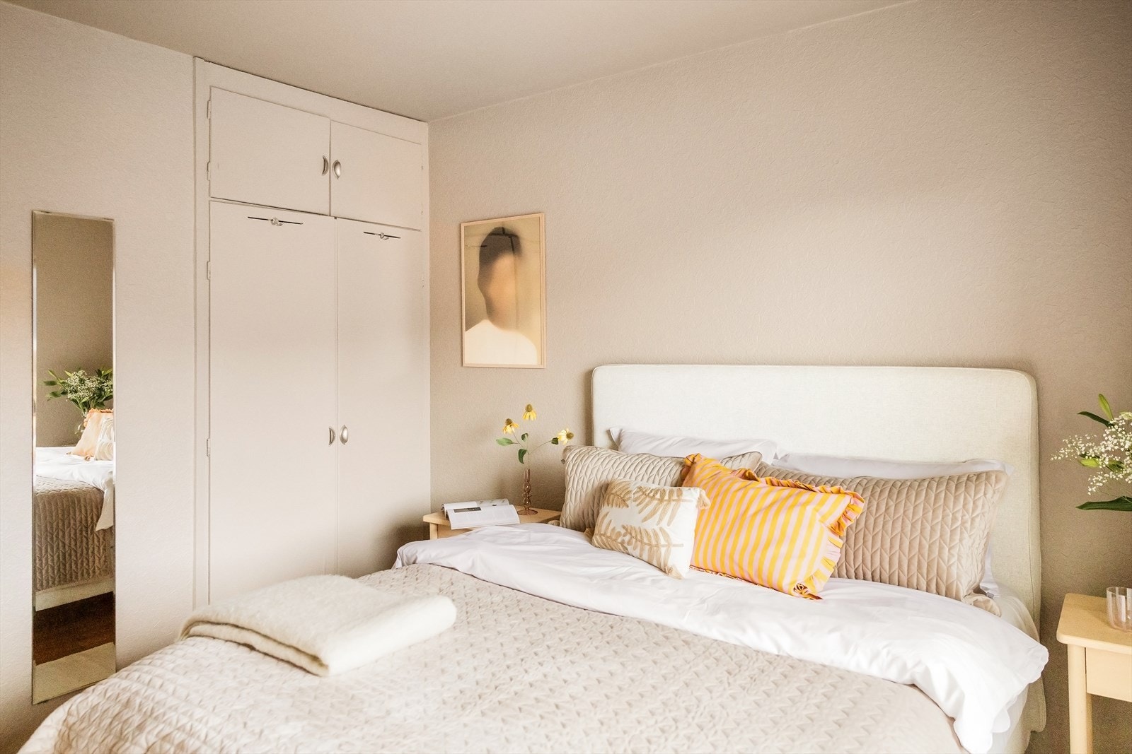 Her kan du starte dagen i rolige og lyse omgivelser, med god plass til klær i den plassbygde garderoben. Galleribilde