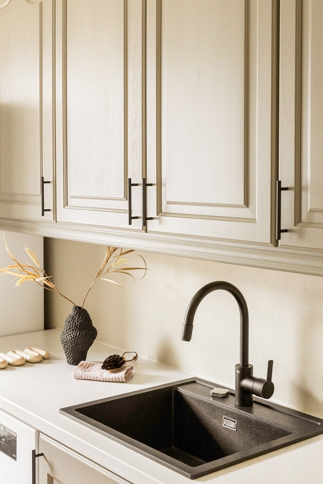 Oppgradert i 2024 med ny benkeplate, vask, håndtak og ventilator. Galleribilde