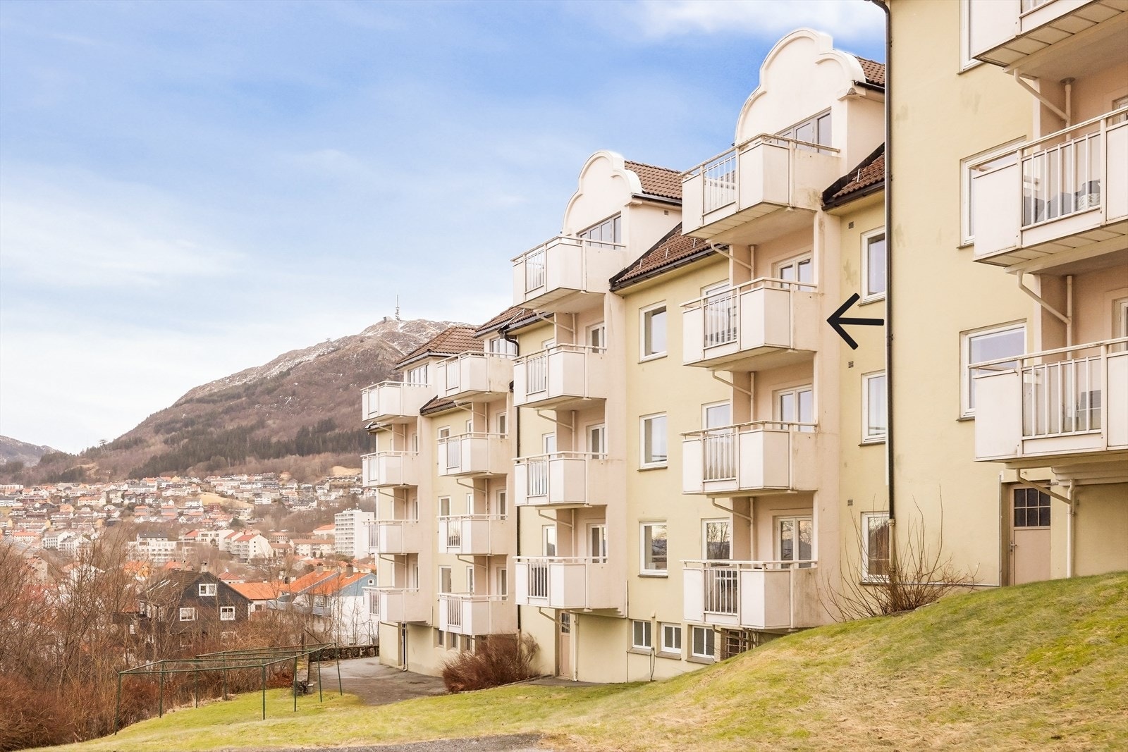 Leiligheten ligger fritt og høyt i terrenget, med vidstrakt utsikt over Bergensdalen. Galleribilde