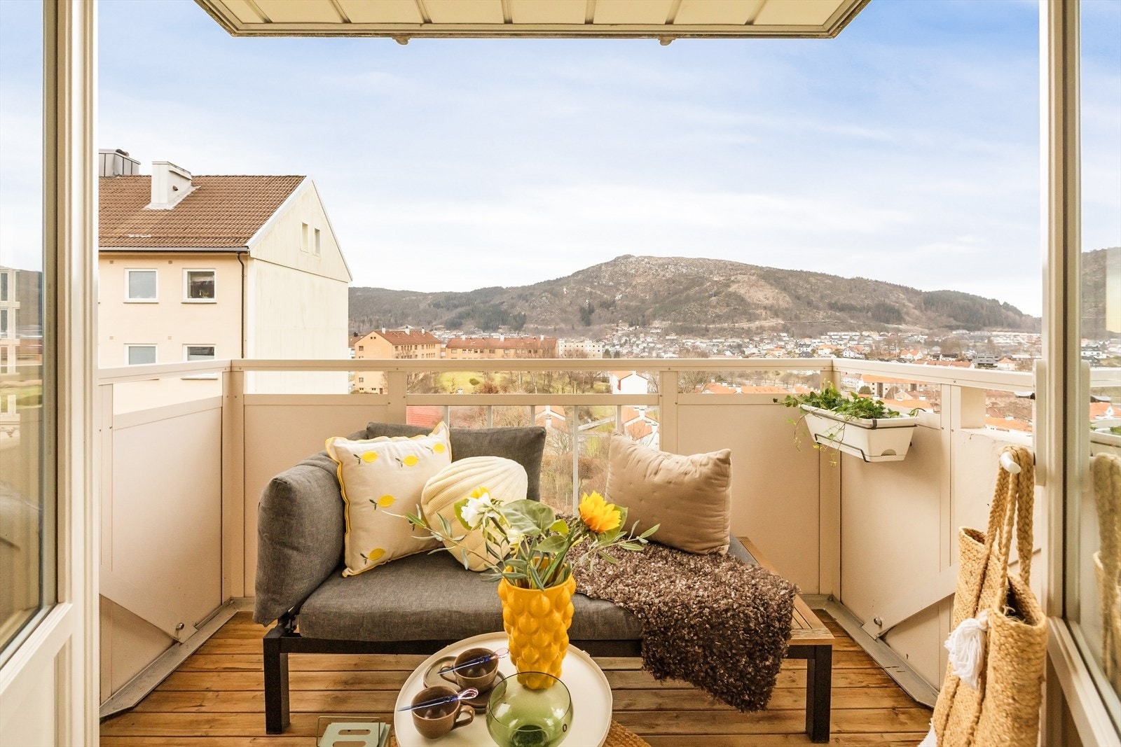 Her kan ettermiddagssolen nytes med utsikt mot både fjell og by. Galleribilde