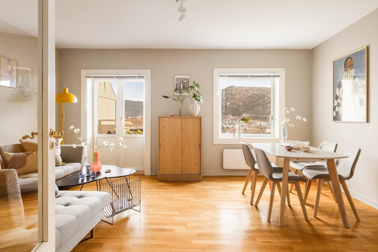 Gangen binder leiligheten sammen med gode, åpne rom, samtidig som den avgrenser de ulike funksjonene i boligen. En praktisk løsning som gjør det enkelt å bo flere, med god plass til alle. Galleribilde