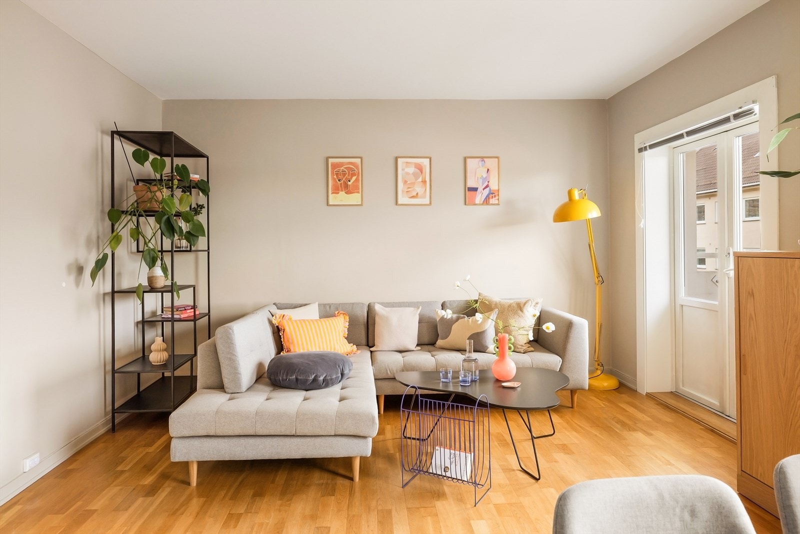 Rommet er lett å møblere og har gode soner for både hverdag og gjester. Galleribilde