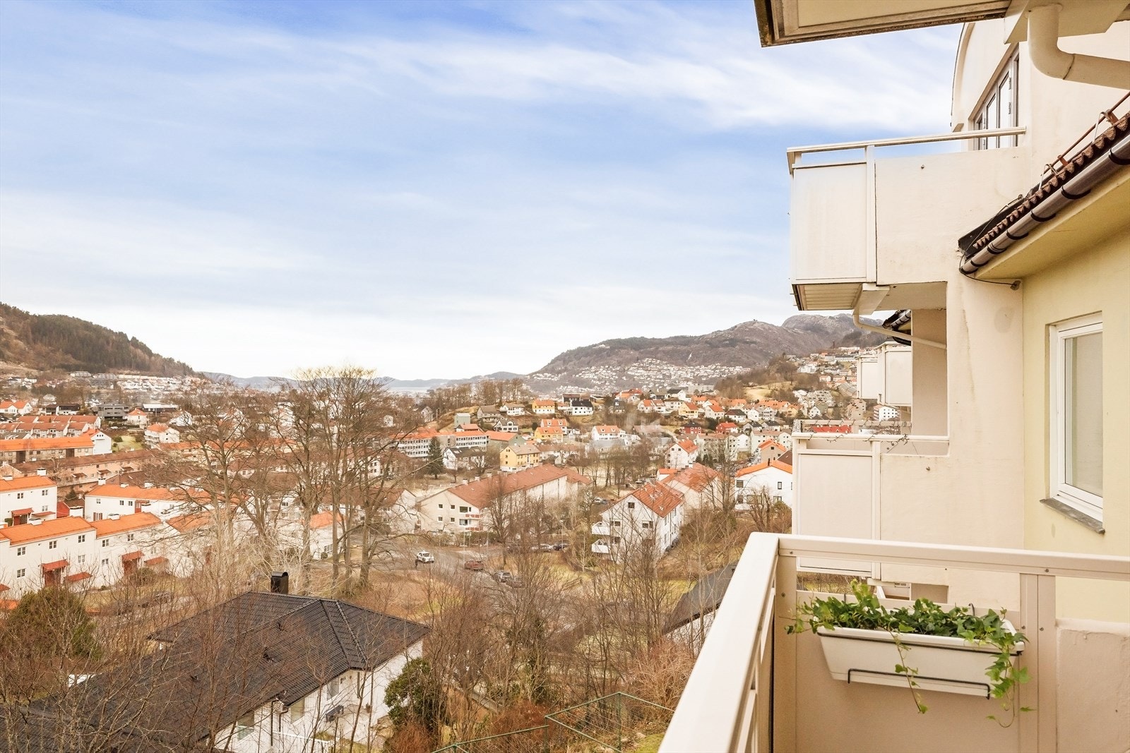Balkongen vender mot vest og byr på gode solforhold og åpen himmel. Galleribilde