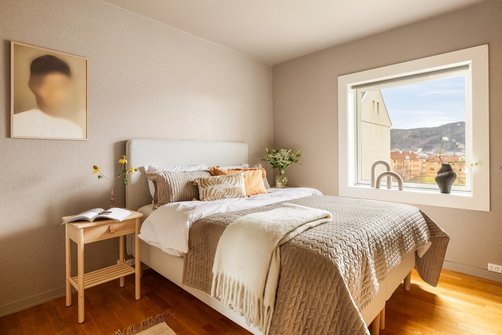 Hovedsoverommet er romslig og rolig, med plassbygget garderobe og eikeparkett. Galleribilde