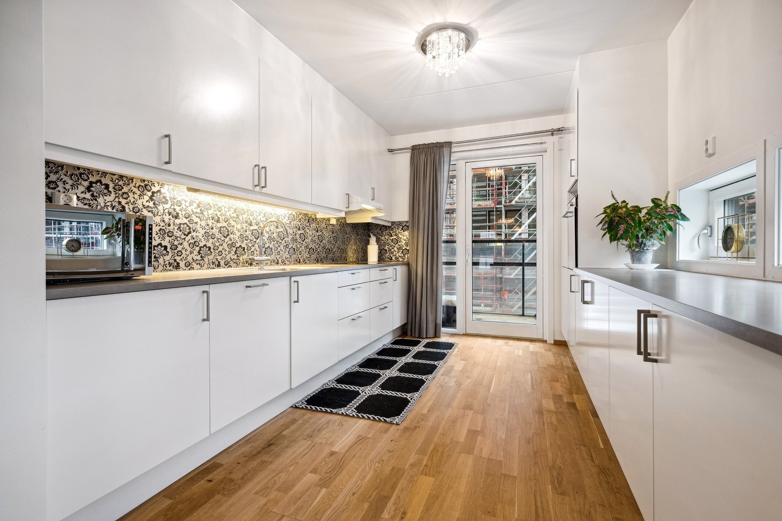 Kjøkken med hvitevarer og utgang til balkong! Galleribilde