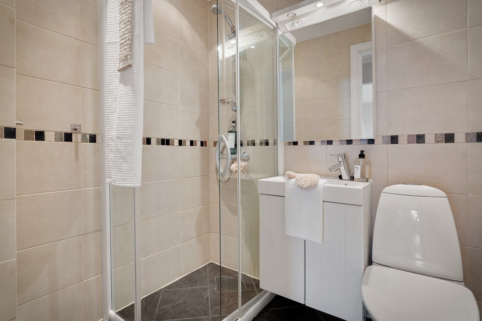 Badet fra 2007 har fliser på både gulv og vegger, samt varmekabler som gir ekstra komfort Galleribilde