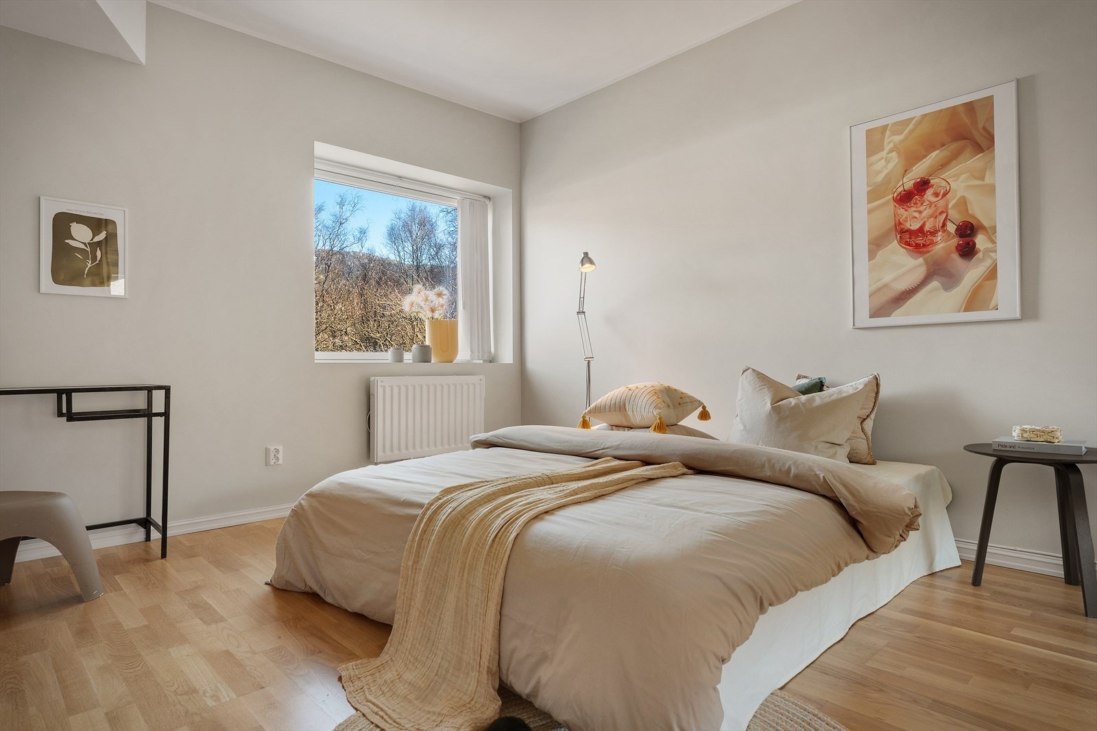 Et romslig soverom på 14,8 m² som gir gode møbleringsmuligheter Galleribilde