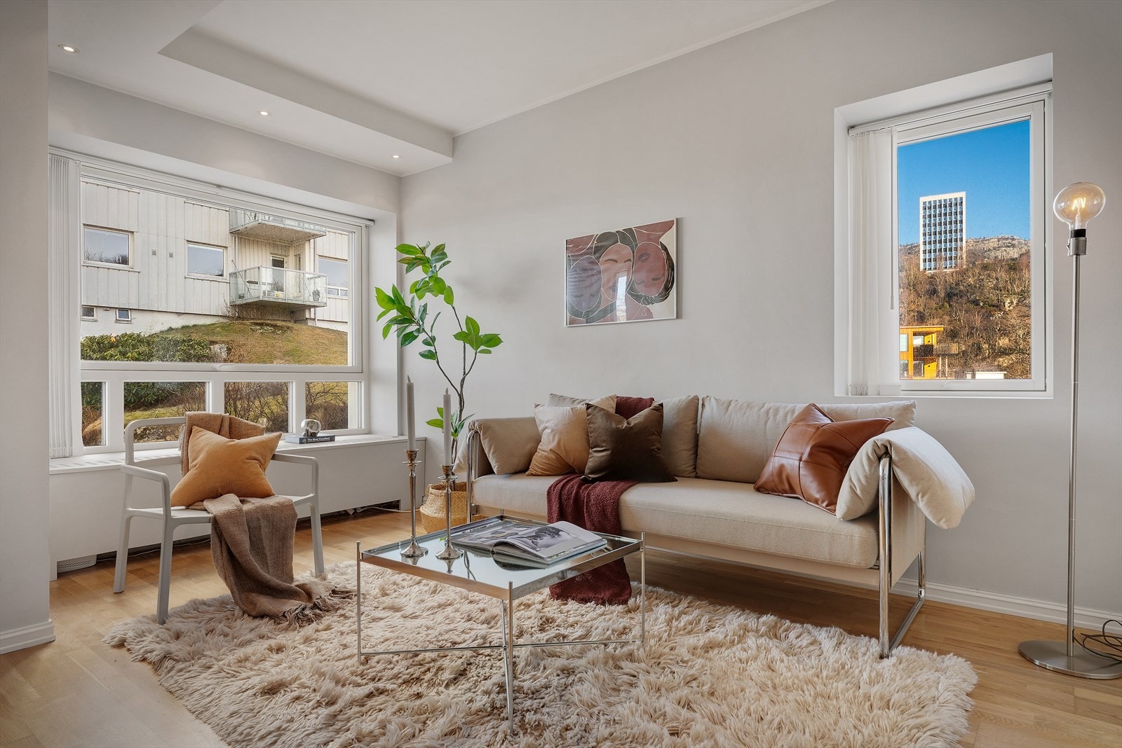 Fagernes 19 er en lys og åpen leilighet med spotter i himling og parkett på gulvene. Stuen er på 20,3 m² og oppleves romslig og luftig, med gode møbleringsmuligheter for både sofagruppe og spiseplass Galleribilde