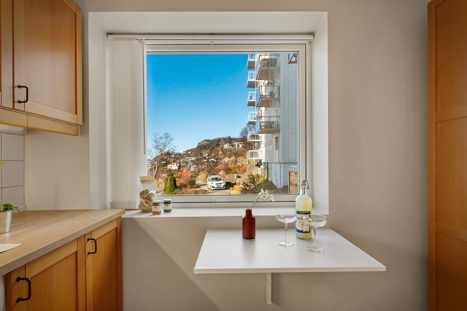 Kjøkkenet har store vindusflater som slipper inn rikelig med naturlig lys, åpner rommet og gir en nydelig utsikt Galleribilde