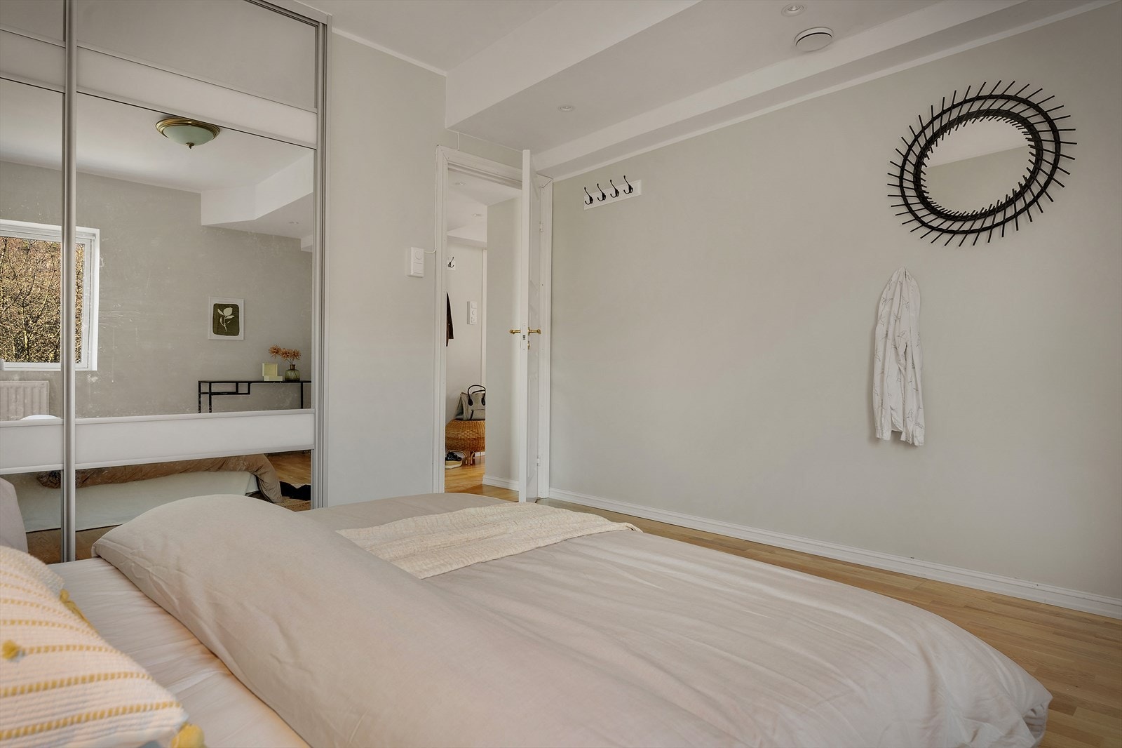 Veggene er malt i behagelige farger som skaper en avslappende atmosfære - perfekt for å finne roen etter en lang dag Galleribilde