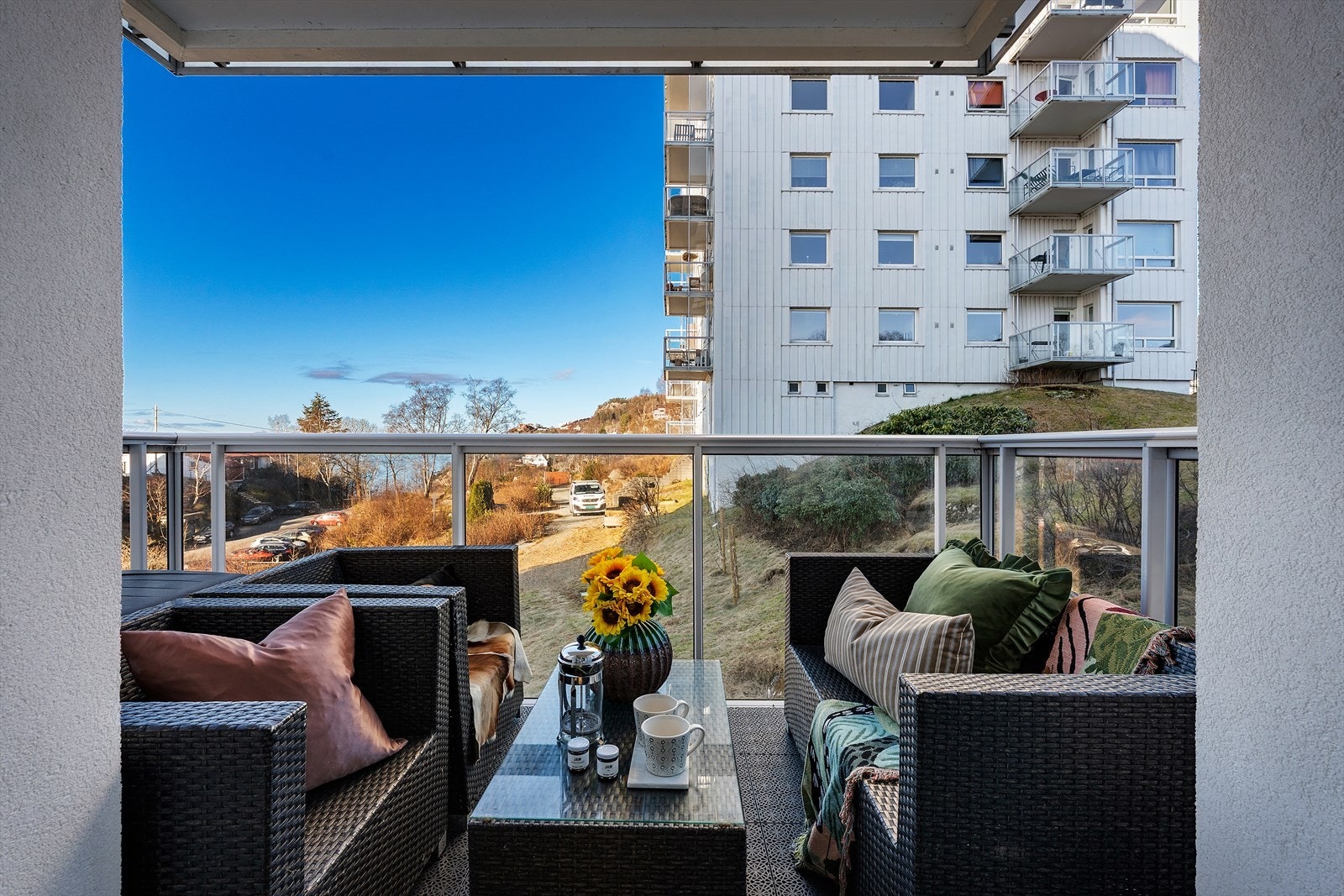 Dette er en av leilighetens høydepunkter. Herfra er utsikten nydelig, med utsikt til havet og fjellene på Askøy Galleribilde