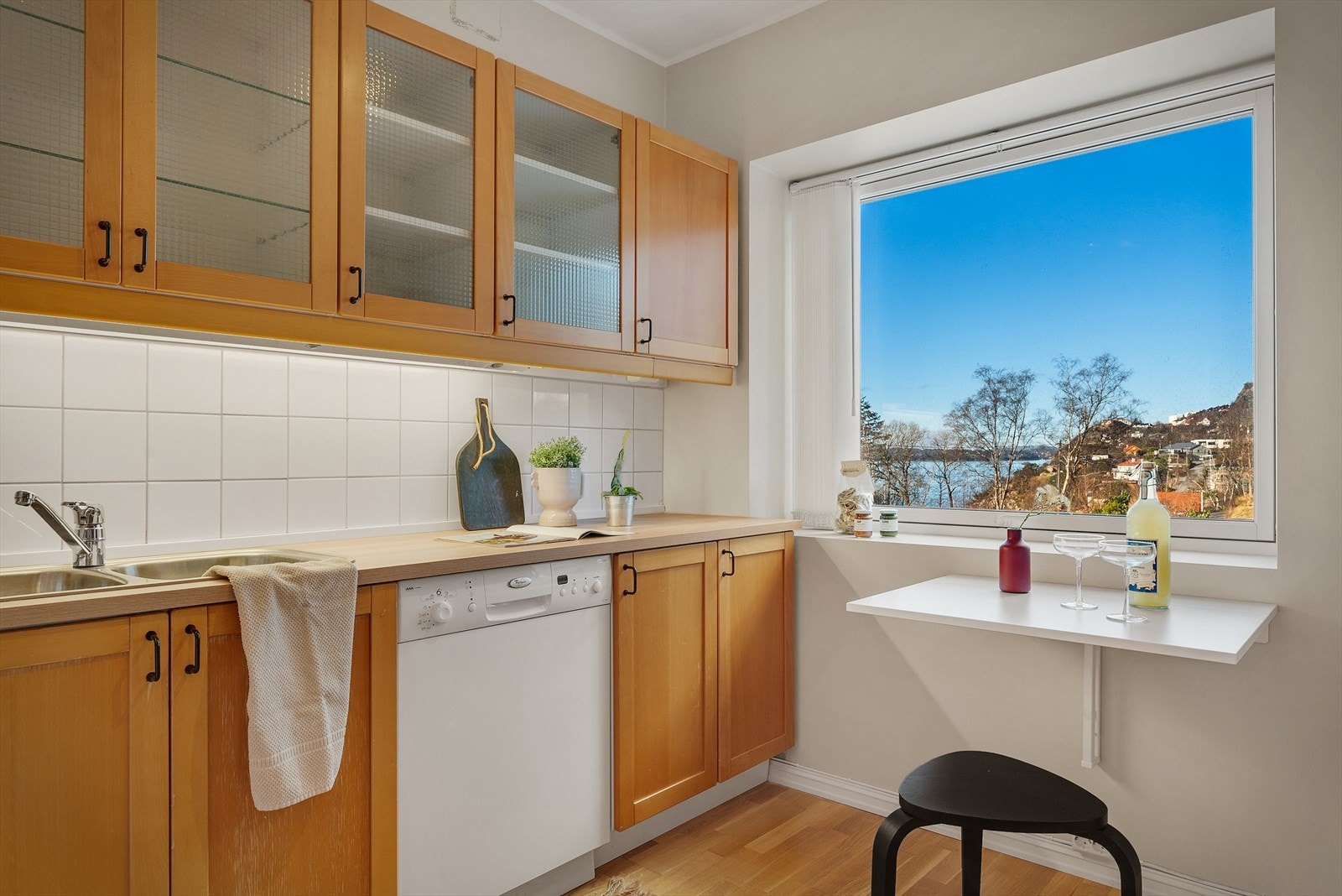 Kjøkkenet har profilerte fronter i tre og en heltre benkeplate som gir et solid preg Galleribilde