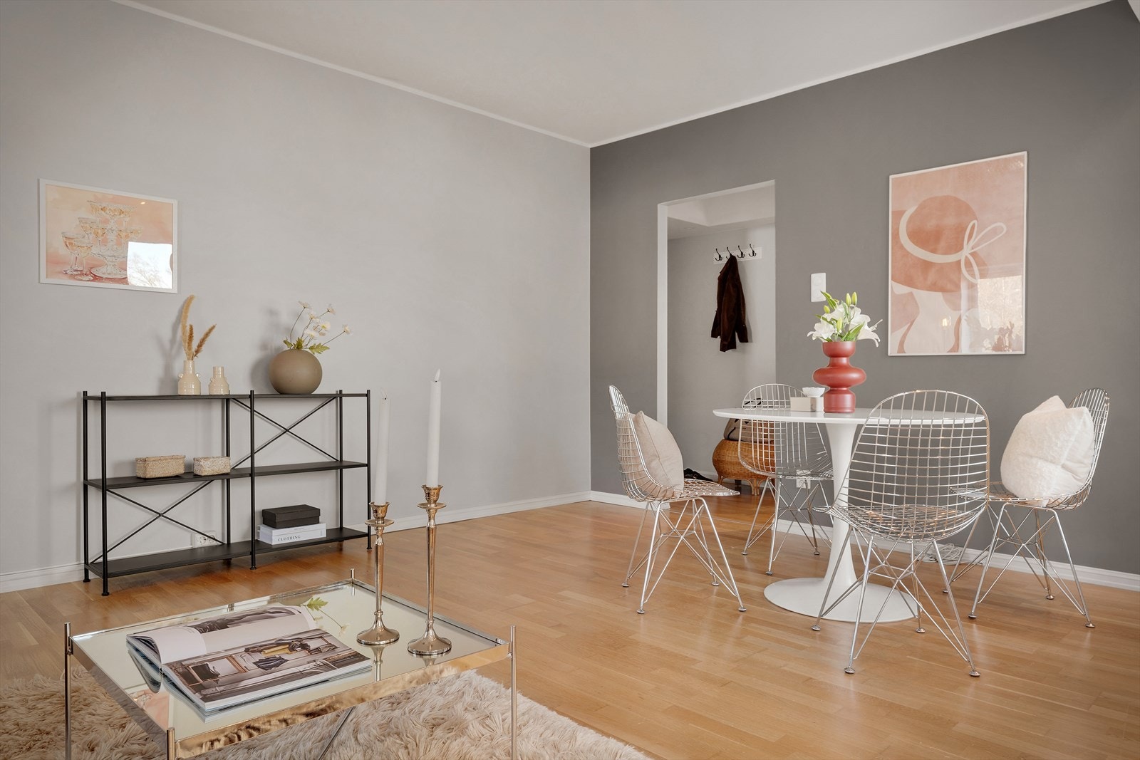 De fine fargene på veggene, kombinert med den lyse parketten, skaper et lyst og moderne preg Galleribilde