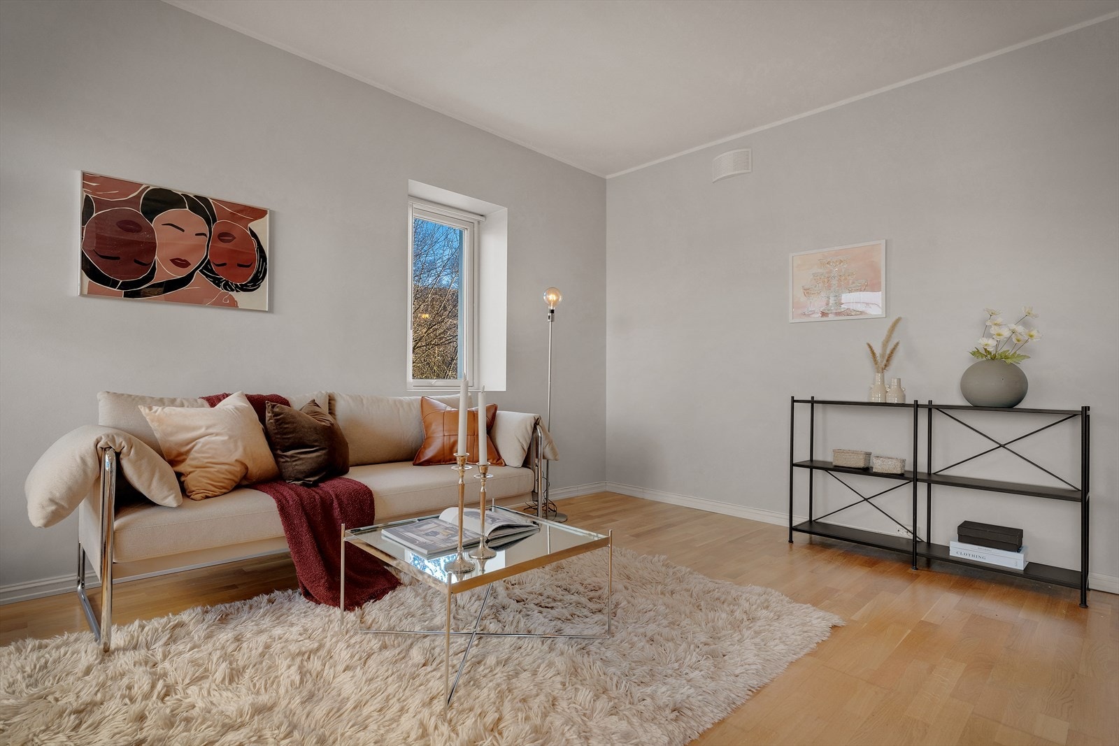 Med den gode plassen i stuen er lett å møblere og det gir deg stor frihet til å innrede etter egen smak og behov Galleribilde