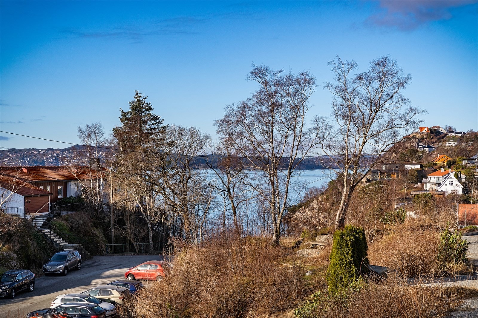 Fra eiendommen er det bare en kort spasertur ned til Biskopshavn badeplass. På fine sommerdager er dette et naturlig samlingspunkt for nærmiljøet Galleribilde