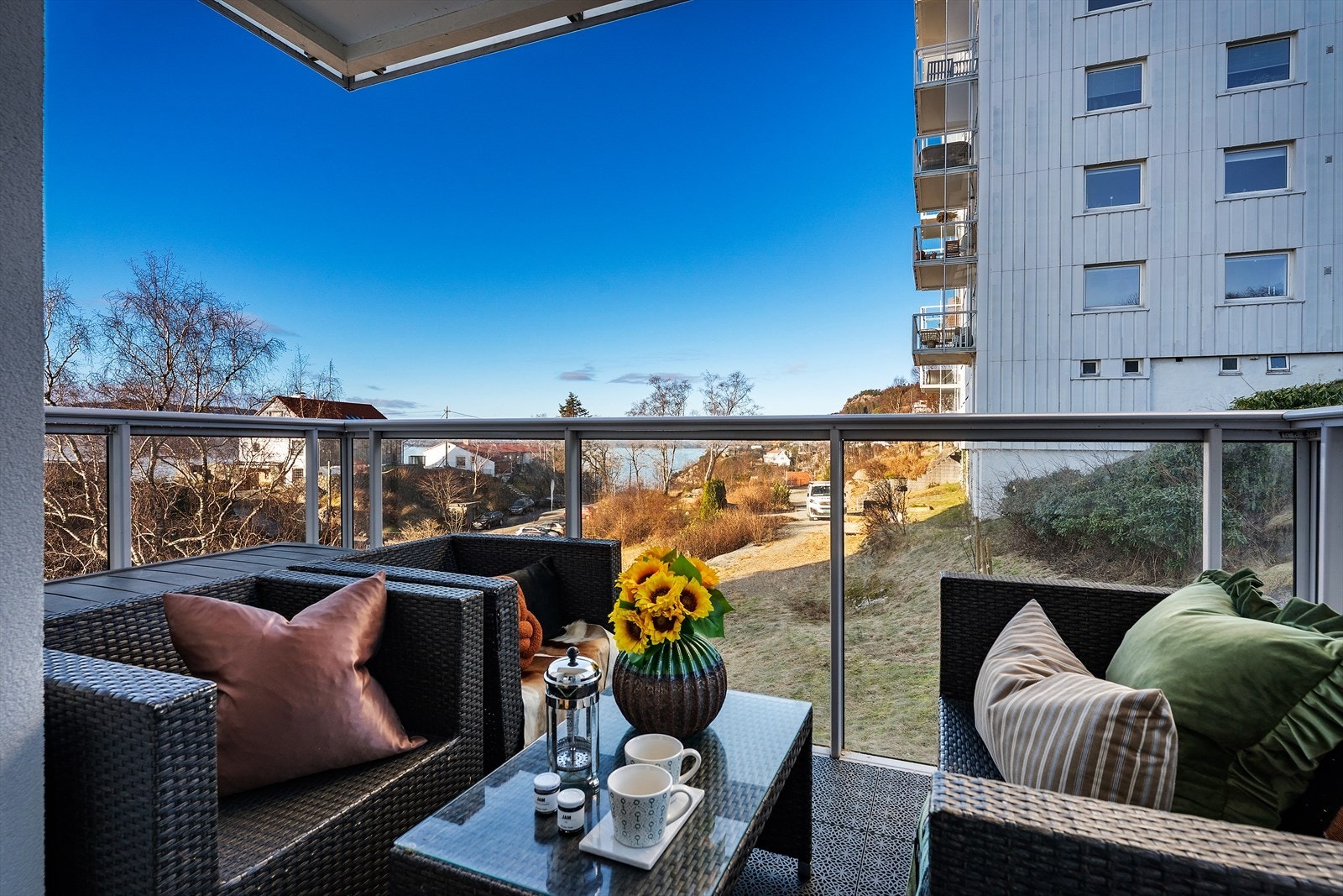 Boligen har en hyggelig balkong som gir et fint sted å sitte ute og nyte omgivelsene Galleribilde