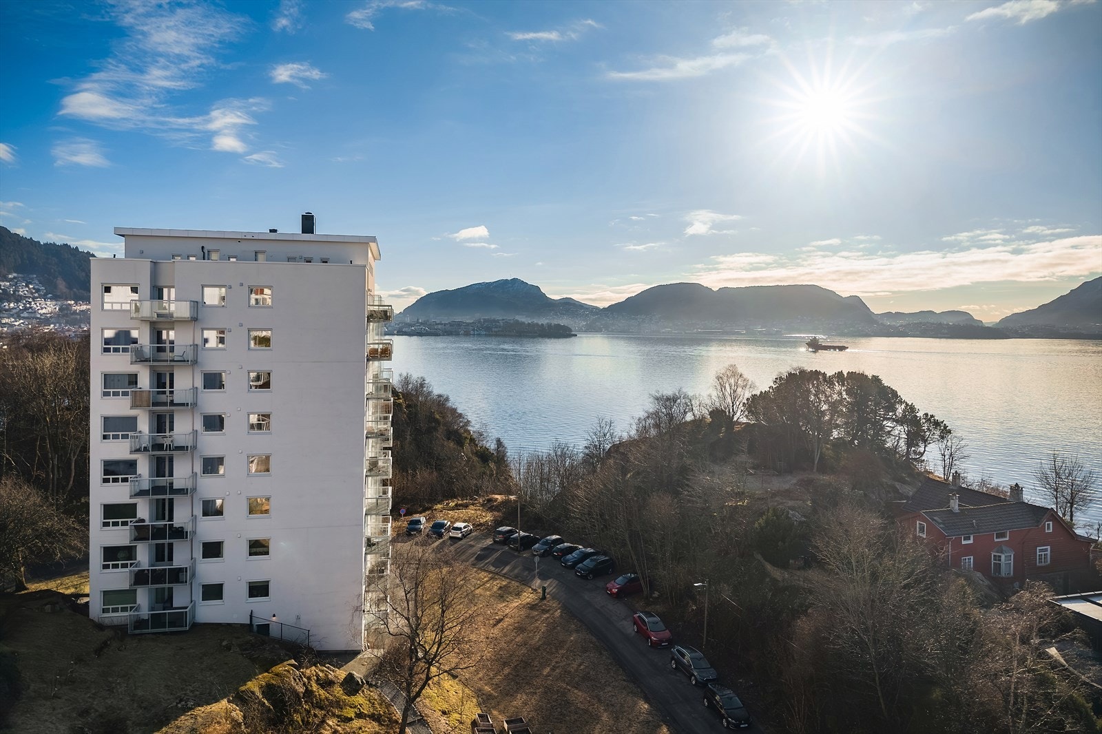 Det er nye vinduer, og ny balkongdør. Samt balansert ventilasjon med varmegjenvinning, og ny og etterisolert fasade etter TEK 10 standard fra 2020 Galleribilde