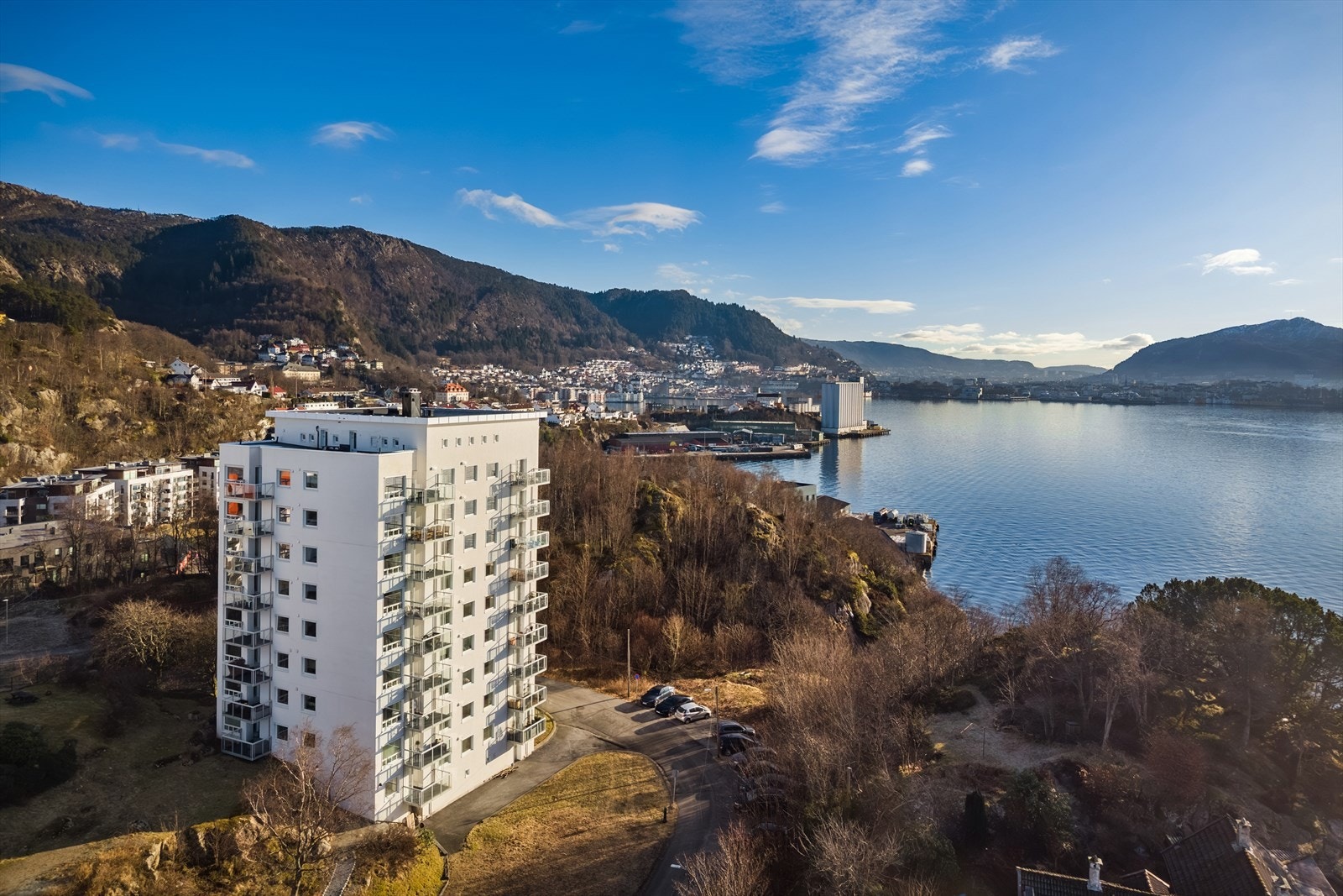 Kort spasertur opp til NHH, dagligvarebutikk og et bredt utvalg av kollektivtransport med gode forbindelser til byens ulike bydeler Galleribilde