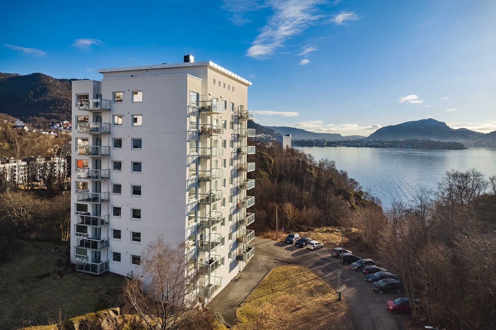 Fagernes 19 ligger i et rolig og etablert boligområde i Ytre Sandviken. Her bor man i et nabolag som kombinerer nærhet til naturen med korte avstander til byens tilbud Galleribilde