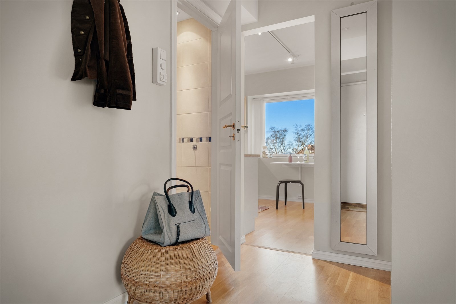 Du ønskes velkommen inn i Fagergrenes 19 gjennom en lys og innbydende entré som gir et svært godt førsteinntrykk Galleribilde