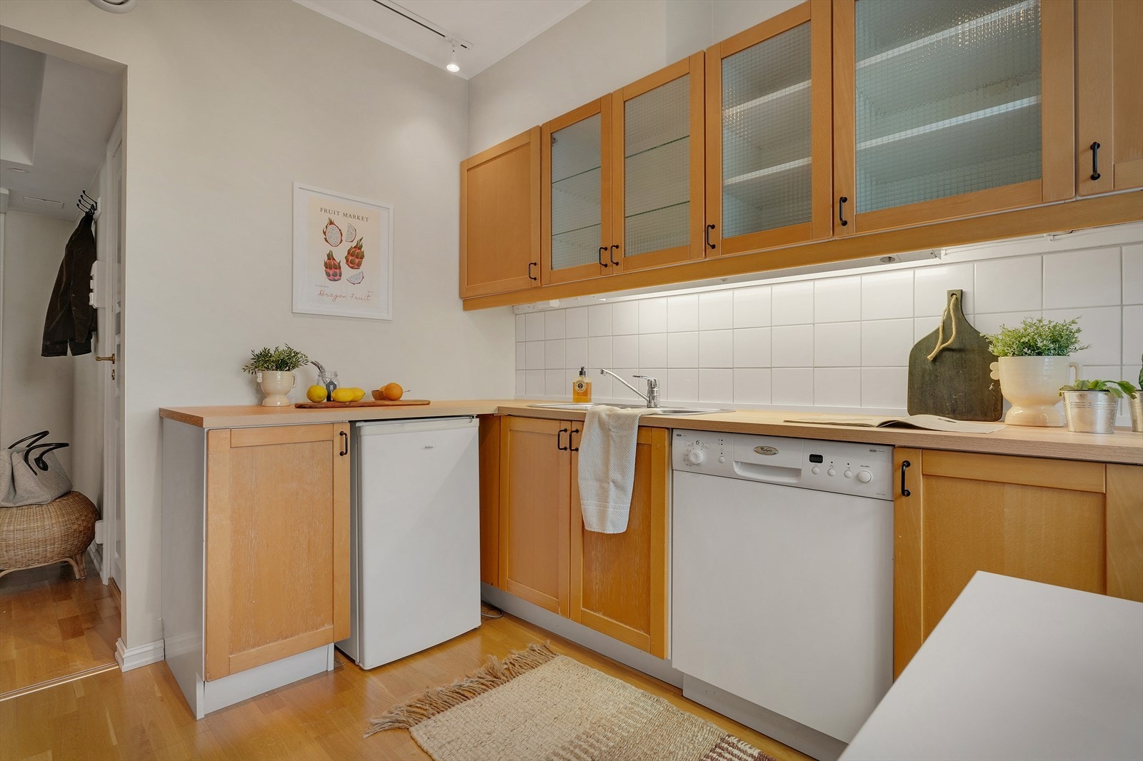 Et funksjonelt kjøkken med rikelig oppbevaringsløsninger og en stor, praktisk benkeplate som gir god arbeidsplass Galleribilde