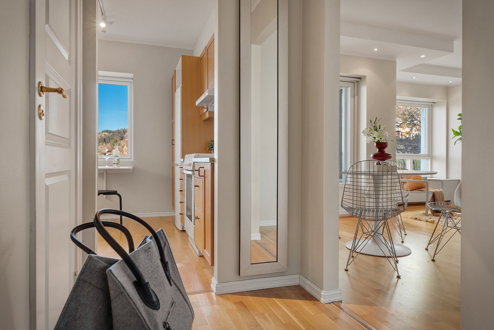 Her får du umiddelbart følelsen av en velholdt og trivelig bolig Galleribilde