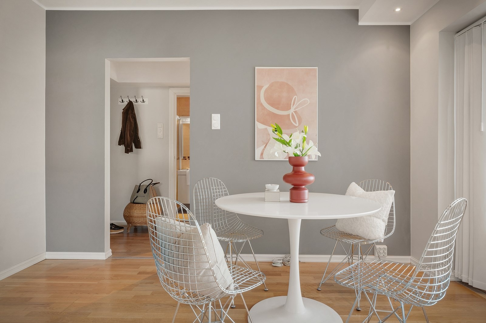 Et spisebord med god plass, perfekt både for raske hverdagsmåltider og lange, hyggelige middager Galleribilde