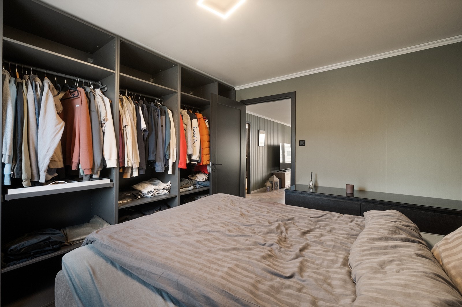 Direkte adkomst til stue fra soverommet. Galleribilde