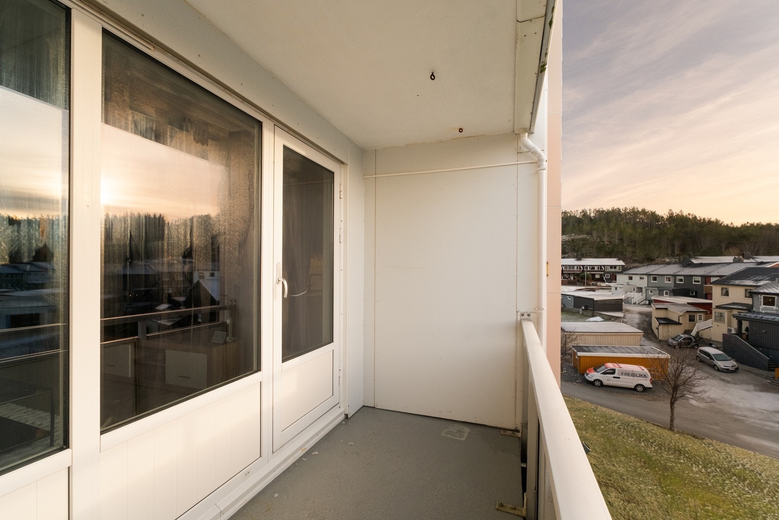 Balkongen har betongdekke og rekkverk i aluminium. Galleribilde