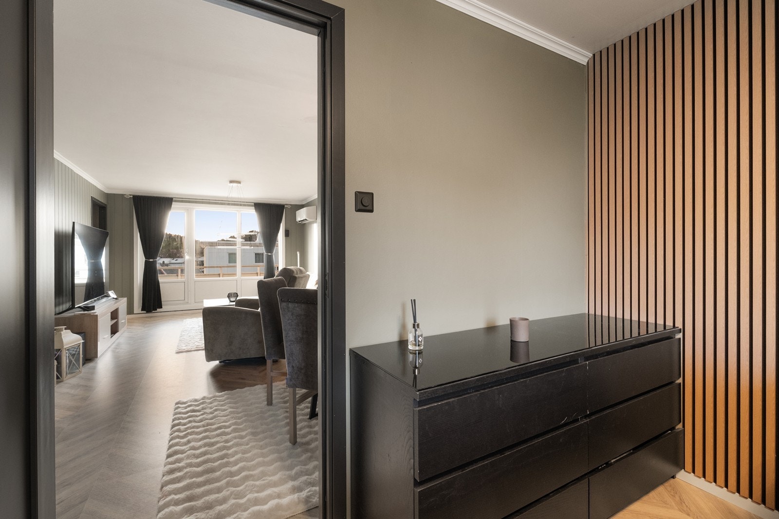 Med åpne dører får man gjennomlysning i leiligheten. Galleribilde