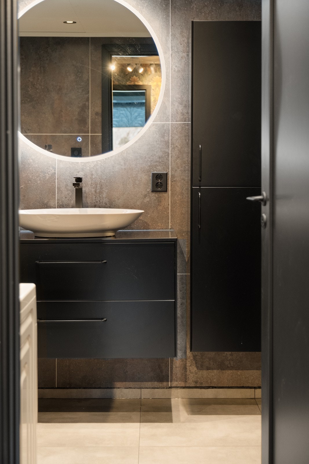 Speil med integrert belysning over servant gir både stil og funksjonalitet. Galleribilde