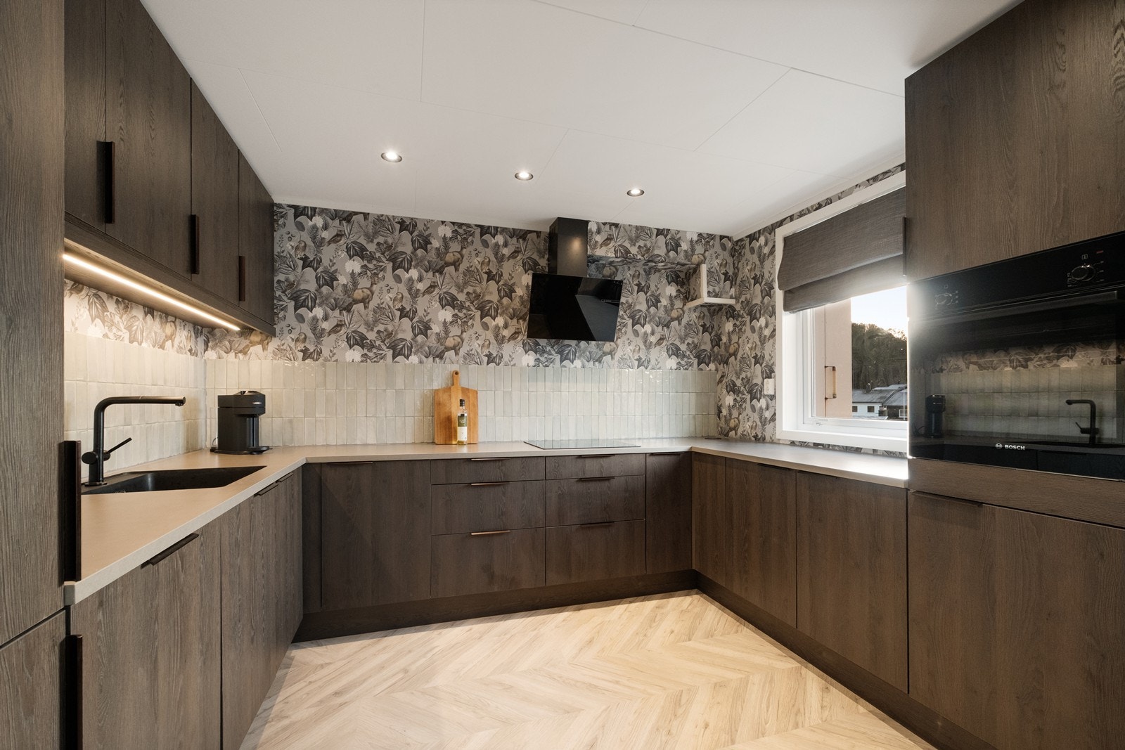 Kjøkkenet har integrerte hvitevarer inkludert kjøl- og fryseskap. Galleribilde