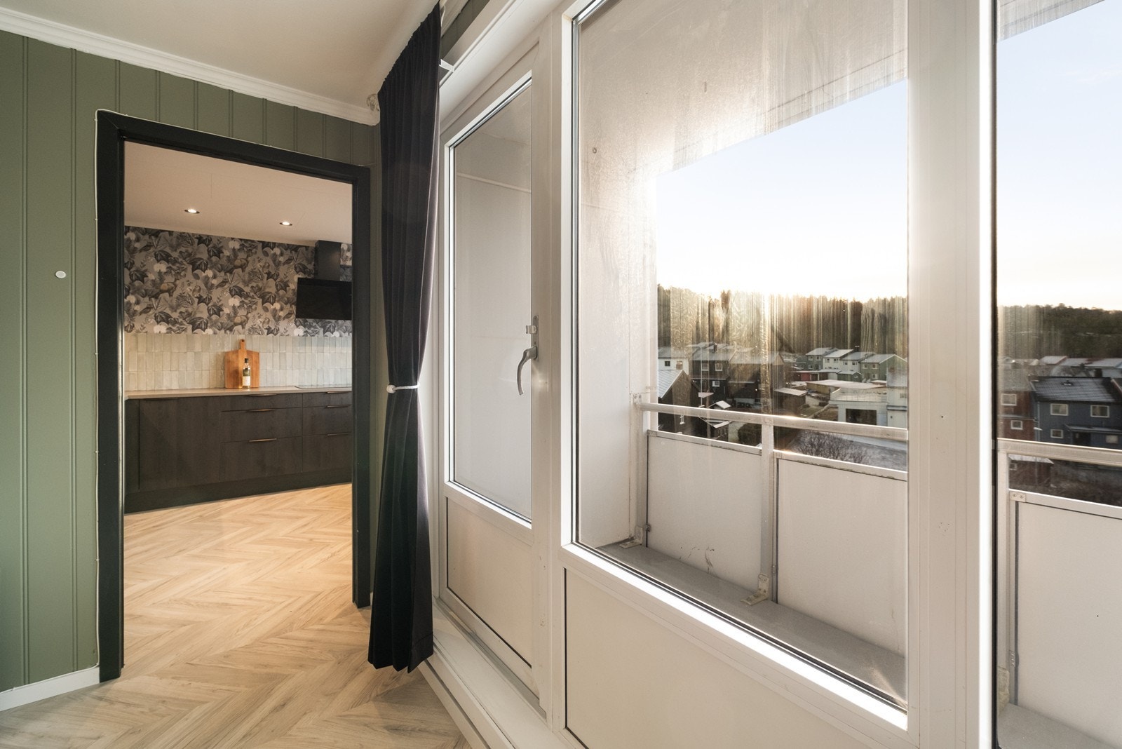 Utgangen til balkongen ligger midt mellom stue og kjøkken. Galleribilde