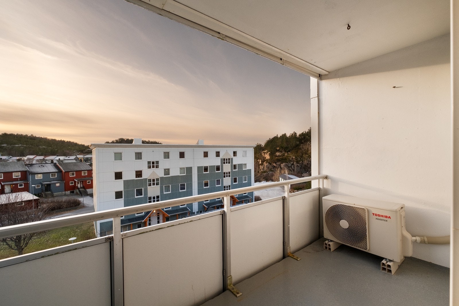 Balkongen er sørvestvendt, og man har mulighet til å nyte sommersolen mesteparten av dagen. Galleribilde