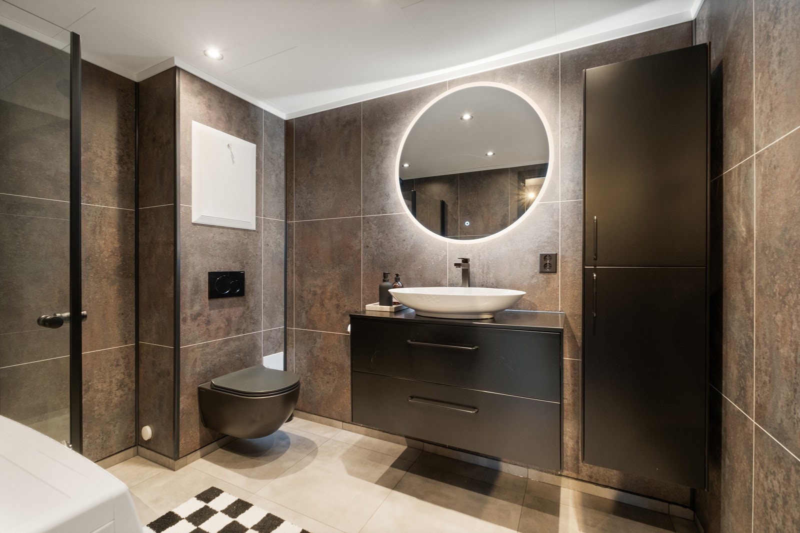 Badet er pusset opp i tidsriktig stil, og har flislagt gulv med underliggende elektriske varmekabler. Galleribilde