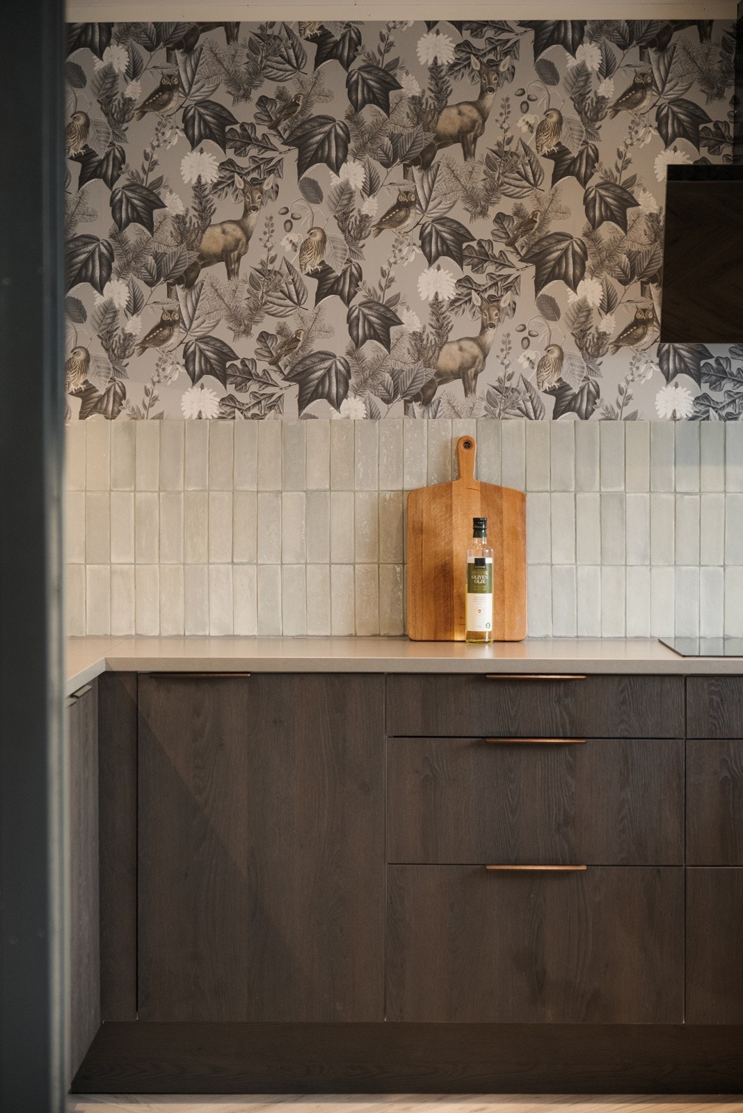 Stilrene fliser over kjøkkenbenken. Galleribilde