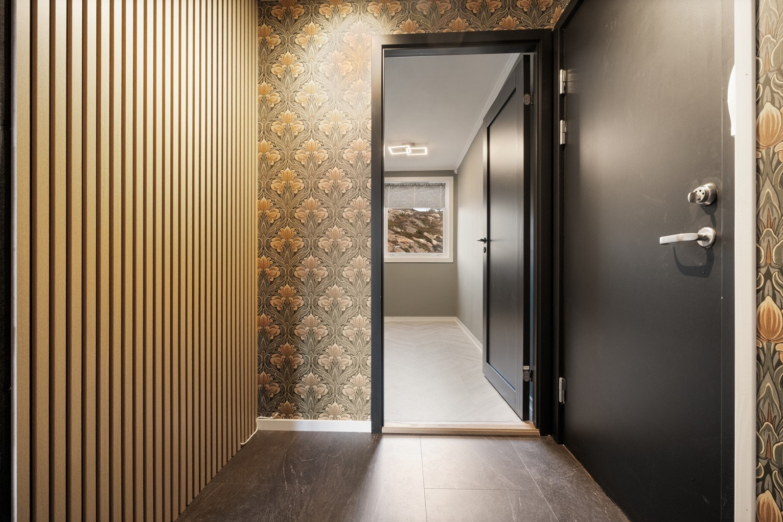 Fra gangen/ entrèen har man tilgang til det andre soverommet i leiligheten. Galleribilde