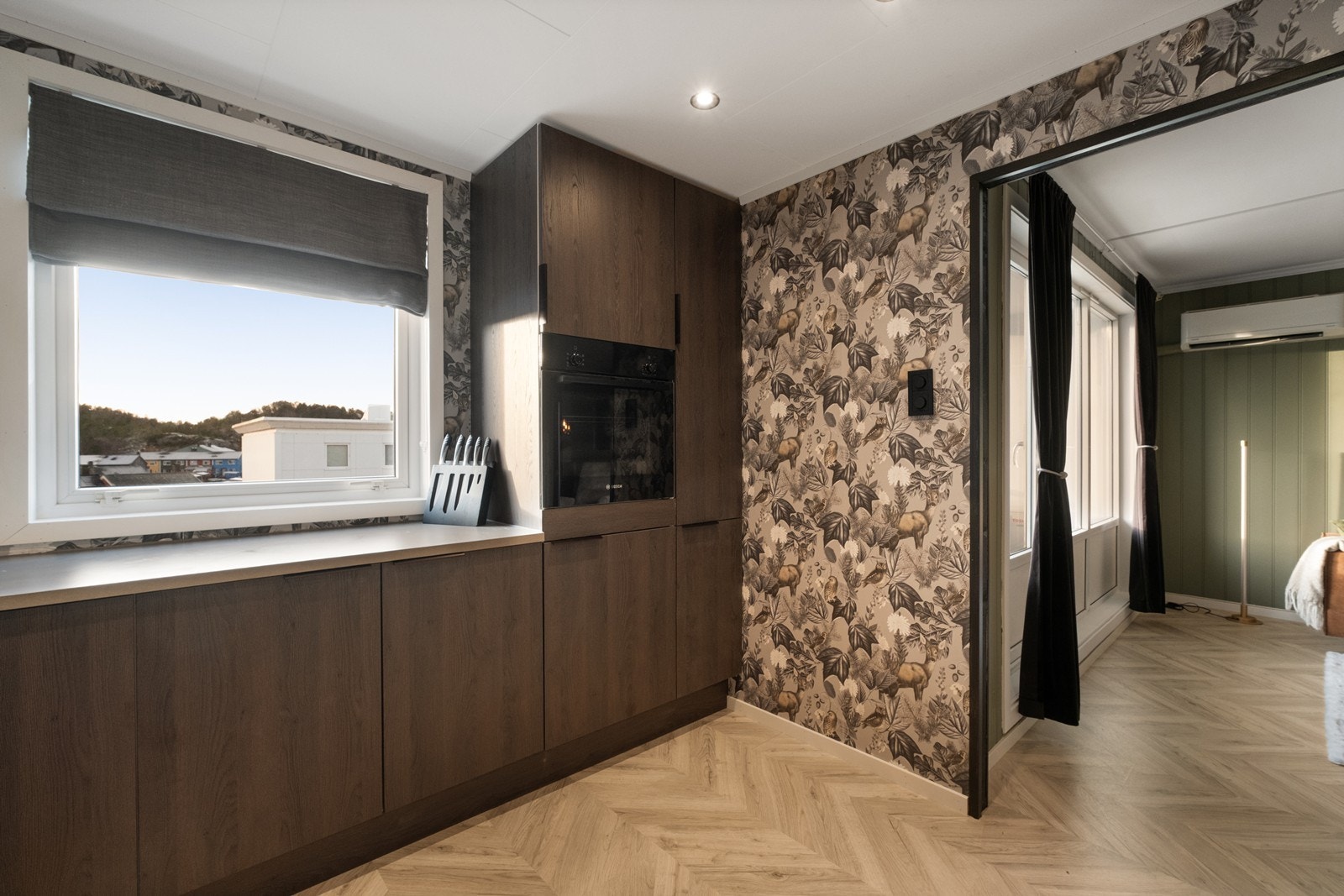 Vinduet på kjøkkenet vender mot sørvest og slipper rikelig med dagslys inn i rommet. Galleribilde