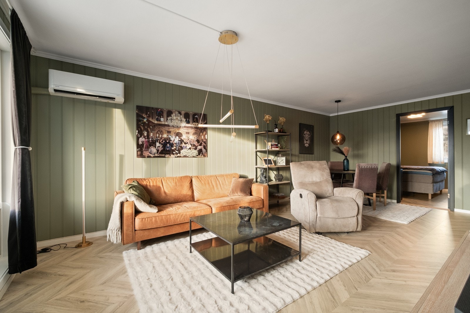 Stuen er romslig, med god plass til både sittegruppe og spisebord. Galleribilde