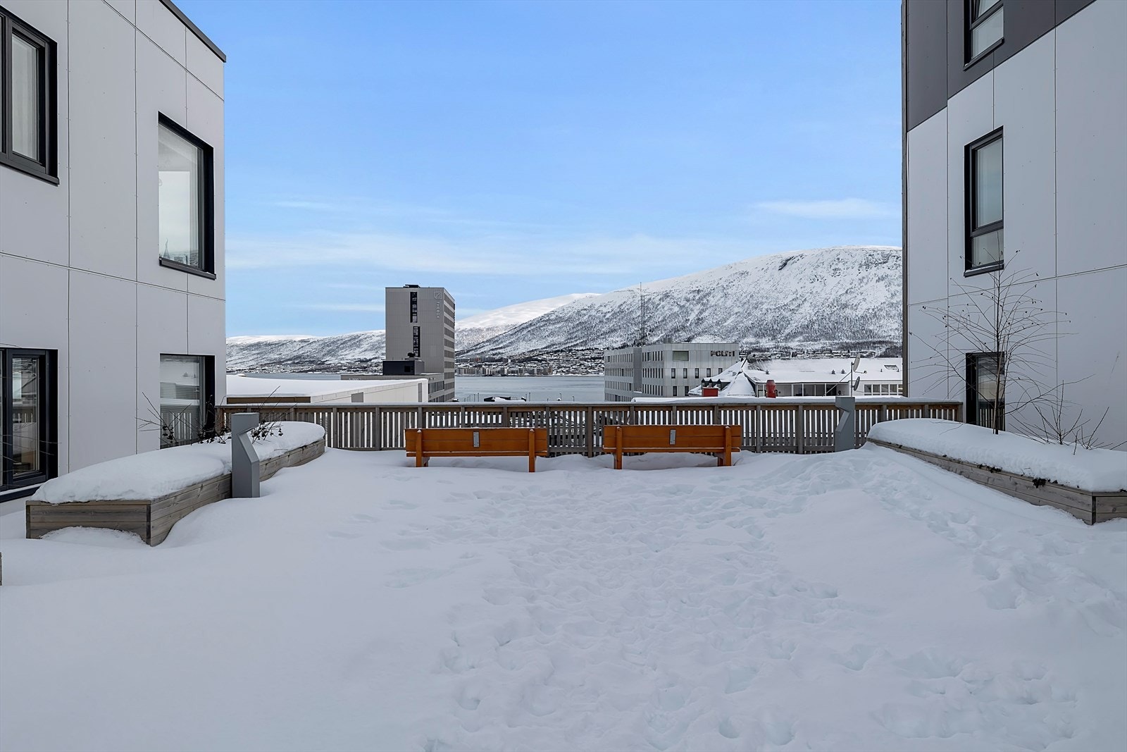 Tilgang til et flott fellesområde, opparbeidet med planter og med hyggelige sittegrupper med nydelig utsikt! Galleribilde