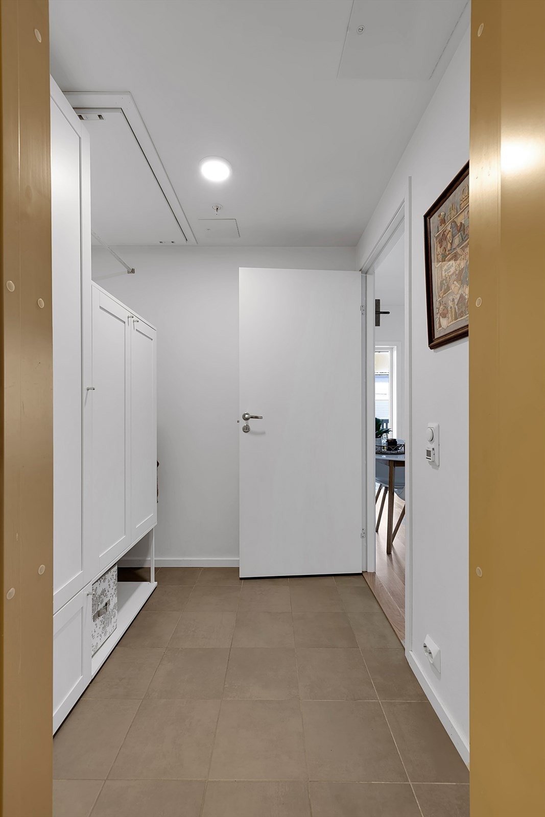 Vindfang med praktisk garderobeløsning med god plass til oppbevaring av yttertøy. Galleribilde