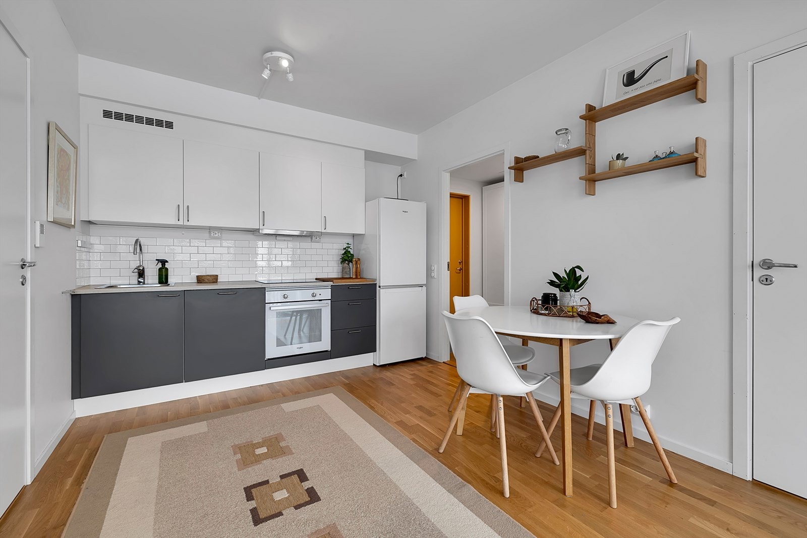 Spisegruppen finner sin naturlige plass like foran kjøkkenet. Galleribilde