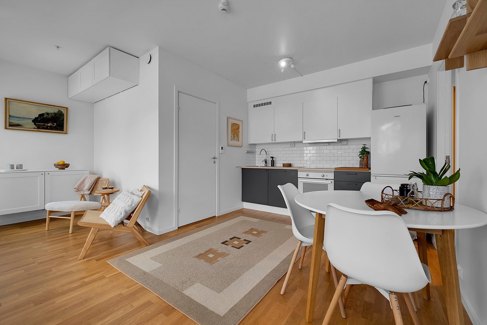 Stue og kjøkken i åpen og sosial løsning som bidrar til en luftig romfølelse. Galleribilde