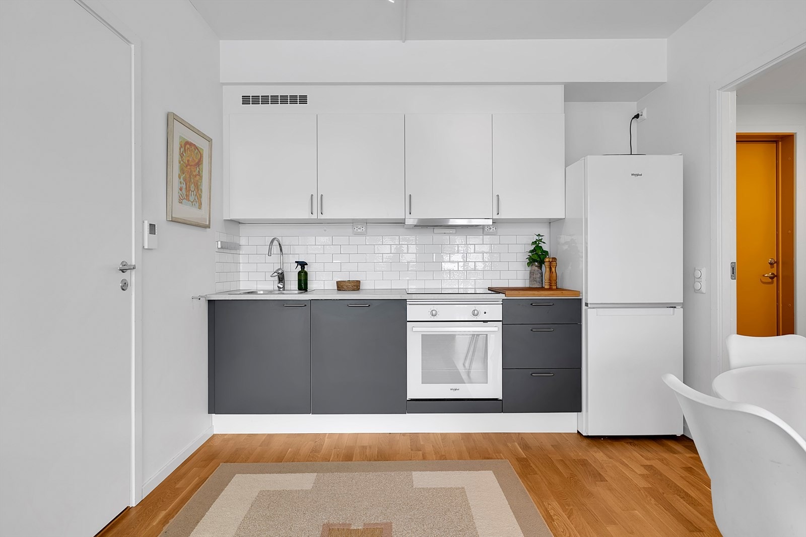 Flott kjøkken med glatte fronter og delvis integrerte hvitevarer. Galleribilde