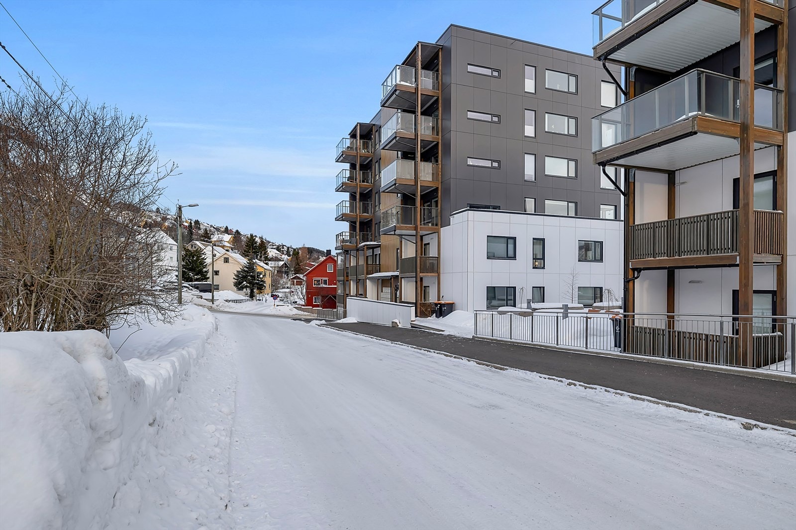 Boligen har vestvendt utsikt og god intern beliggenhet i byggets 3. etasje. Heis som tar deg mellom etasjene. Galleribilde