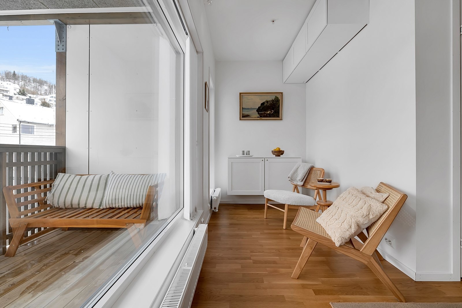 Store vindusflater sikrer rikelig med naturlig lysinnslipp. Galleribilde