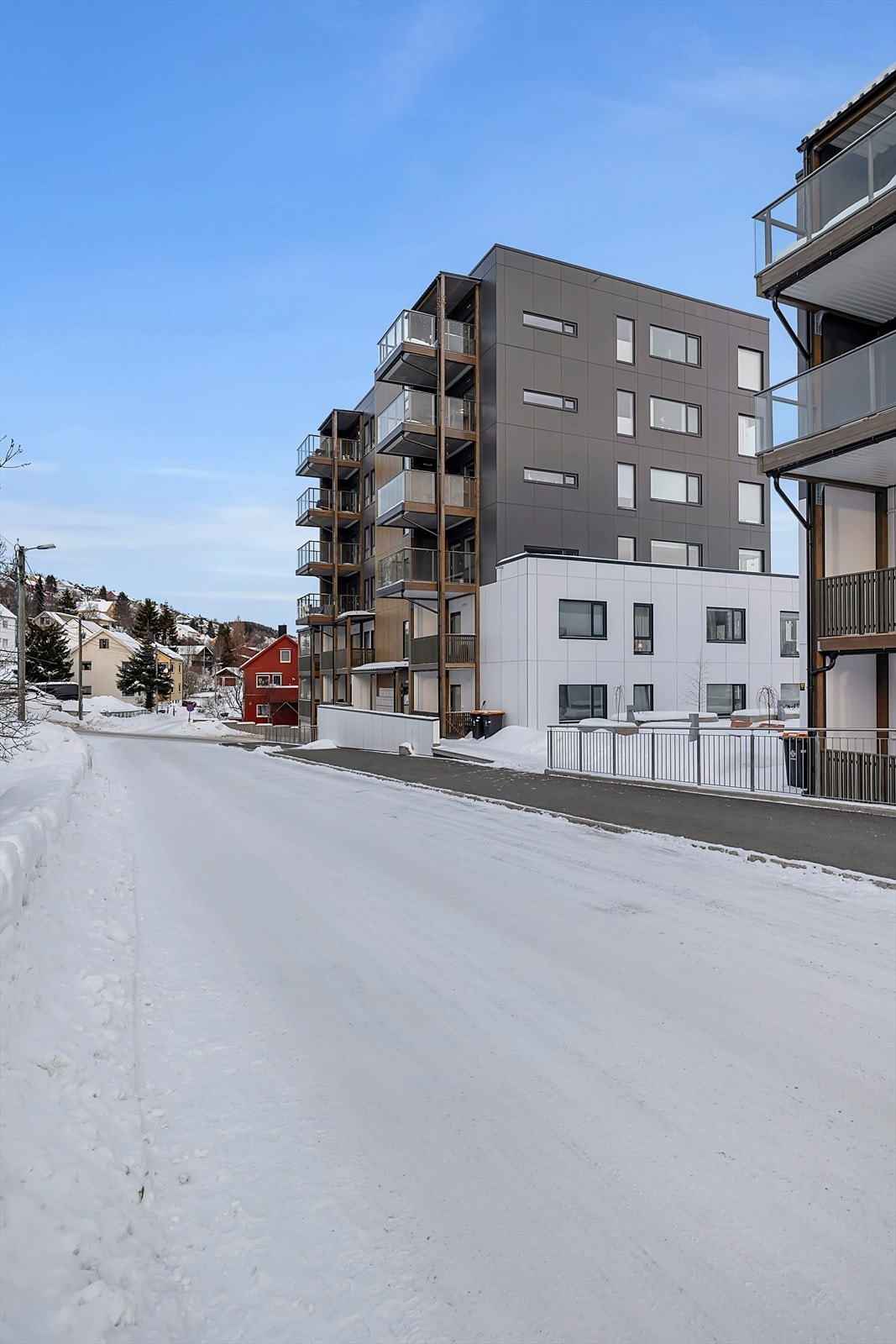 Sentrumsnær beliggenhet, kun 15 minutters gange fra Tromsø sentrum som tilbyr alt du trenger i hverdagen! Galleribilde